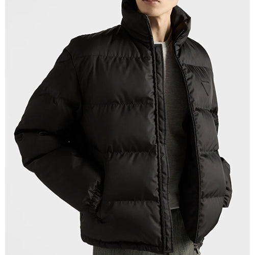 프라다  체스트 로고 하이넥 칼라 패딩 블랙